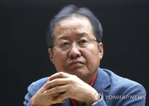 홍준표 자유한국당 전 대표가 9월 3일 경남 창원시 의창구 창원대학교 봉림관에서 열린 '홍준표와 청년 네이션 리빌딩을 말하다'라는 강연회에 참석해 참석자 질문을 경청하고 있다. [연합뉴스 자료사진]