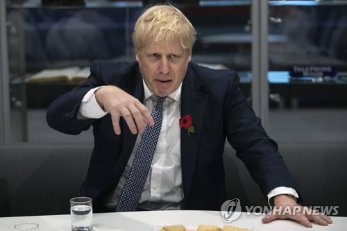 지난달 31일 런던의 한 경찰서를 방문한 보리스 존슨 영국 총리 [AP=연합뉴스]