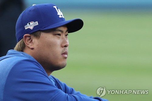 류현진의 2020년은? 10월 9일(현지시간) 오후 로스앤젤레스 다저스타디움에서 열린 미국프로야구 메이저리그(MLB) 내셔널리그 디비전시리즈 5차전 워싱턴 내셔널스와의 경기에 앞서 다저스 류현진이 그라운드를 바라보고 있다. [연합뉴스 자료사진]