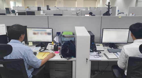 불법 촬영물 감시 중 (서울=연합뉴스) 홍지인 기자 = 방송통신심의위원회 디지털성범죄심의지원단의 직원들이 불법 촬영물을 감시하고 있다. 2019. 11. 3.