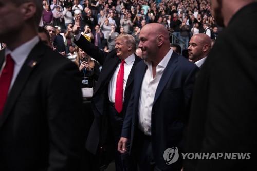 2019년 11월 2일 도널드 트럼프 미국 대통령과 데이나 화이트 UFC 대표가 뉴욕 매디슨스퀘어가든에서 열린 UFC 244 경기장에 들어서고 있다. [AP=연합뉴스]