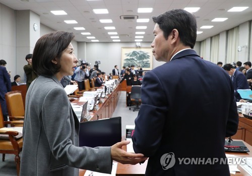 대화하는 이인영 위원장과 나경원 원내대표(서울=연합뉴스) 김주형 기자 = 운영위원장인 더불어민주당 이인영 원내대표(오른쪽)와 자유한국당 나경원 원내대표가 1일 오전 국회에서 열린 운영위원회의 대통령비서실, 국가안보실, 대통령경호처 등의 국정감사 오전 질의가 끝난 뒤 대화하고 있다. 2019.11.1 kjhpress@yna.co.kr
