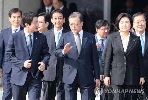 문 대통령과 이인영 원내대표(성남=연합뉴스) 한상균 기자 = 태국 아세안+3 정상회의 참석차 출국하는 문재인 대통령이 3일 오전 서울공항에서 더불어민주당 이인영 원내대표와 대화하며 이동하고 있다. 2019.11.3 xyz@yna.co.kr