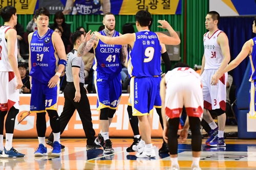 오리온 전 승리를 기뻐하는 삼성 선수들. [KBL 제공]