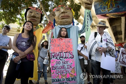 트럼프 행정부의 이민정책에 반대하는 시위대[EPA=연합뉴스]