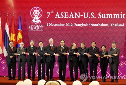 4일 태국 방콕에서 아세안 정상회담에 참석한 각국 외무장관과 미국 로버트 오브라이언 백악관 안보보좌관(왼쪽에서 다섯번째). [EPA=연합뉴스]