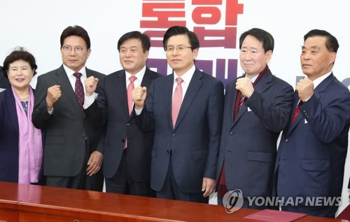 파이팅 하는 황교안 대표와 특보단(서울=연합뉴스) 김현태 기자 = 자유한국당 황교안 대표가 28일 오전 국회 본청에서 열린 당 대표 특보단 임명식에서 특보단과 파이팅을 하고 있다. 2019.3.28 mtkht@yna.co.kr