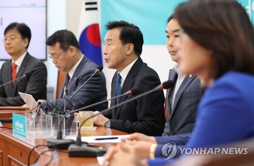 최고위원회의 참석한 손학규 대표(서울=연합뉴스) 김도훈 기자 = 바른미래당 손학규 대표가 4일 오전 서울 여의도 국회에서 열린 최고위원회의에서 발언을 하고 있다. 2019.11.4 superdoo82@yna.co.kr