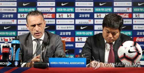 파울루 벤투 감독, 레바논 원정 명단 발표(서울=연합뉴스) 임헌정 기자 = 파울루 벤투 축구대표팀 감독이 4일 서울 종로구 축구회관에서 레바논 원정과 아랍에미리트(UAE)에서 열리는 브라질과 친선경기에 나설 대표팀 명단을 발표하고 있다. 2019.11.4 kane@yna.co.kr