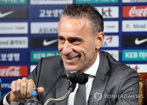 밝은 표정의 벤투 감독(서울=연합뉴스) 임헌정 기자 = 파울루 벤투 축구대표팀 감독이 4일 서울 종로구 축구회관에서 레바논 원정과 아랍에미리트(UAE)에서 열리는 브라질과 친선경기에 나설 대표팀 명단을 발표하기에 앞서 웃음 짓고 있다. 2019.11.4 kane@yna.co.kr