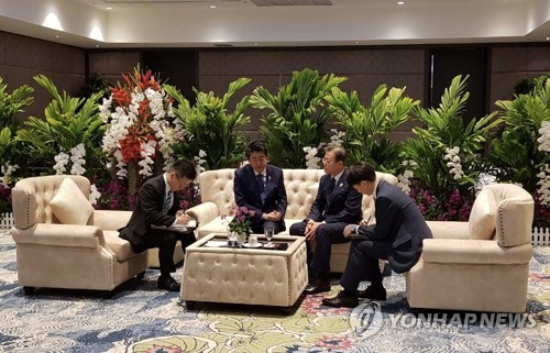 대화하는 문 대통령과 아베 총리(방콕=연합뉴스) 문재인 대통령과 아베 신조 일본 총리가 4일 오전(현지시간) 방콕 임팩트포럼에서 아세안+3 정상회의 전 환담을 하고 있다. [청와대 제공, 재판매 및 DB금지] photo@yna.co.kr