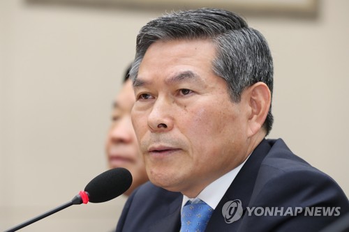 답변하는 정경두 국방장관(서울=연합뉴스) 김도훈 기자 = 정경두 국방장관이 4일 오전 서울 여의도 국회에서 국방위원회 전체회의에서 의원질의에 답하고 있다.  superdoo82@yna.co.kr