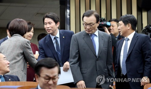 의총 참석하는 이해찬과 이인영(서울=연합뉴스) 하사헌 기자 = 더불어민주당 이해찬 대표와 이인영 원내대표가 4일 오후 국회에서 열린 의원총회에 참석하고 있다. 2019.11.4 toadboy@yna.co.kr