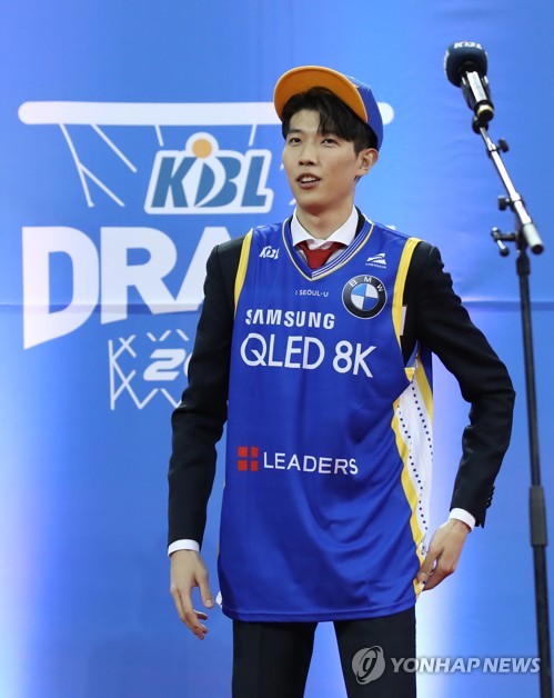 KBL 신인 1라운드 3순위 고려대 김진영(서울=연합뉴스) 홍해인 기자 = 4일 오후 서울 송파구 잠실학생체육관에서 열린 2019 KBL 국내 신인선수 드래프트에서 1라운드 3순위로 서울 삼성 썬더스에 뽑힌 고려대 김진영이 유니폼과 모자를 쓰고 포즈를 취하고 있다. 2019.11.4 hihong@yna.co.kr