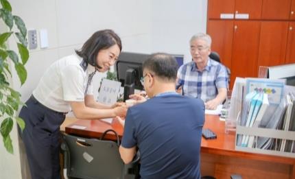 민원인에게 물 건네는 경찰관[강남경찰서 제공]