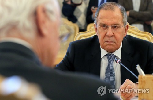 작년 4월 모스크바 방문한 미스투라 당시 유엔특사(뒷모습)를 바라보는 라브로프 러시아 외무장관     [EPA=연합뉴스 자료사진]