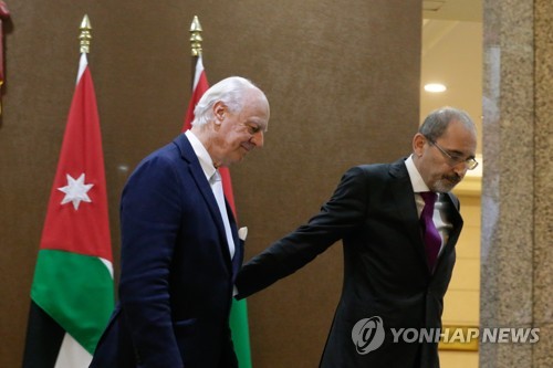 작년 10월 요르단을 방문한 미스투라 당시 유엔특사(왼쪽)와 사파디 요르단 외무장관     [EPA=연합뉴스 자료사진]