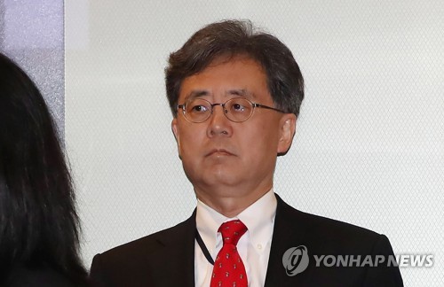 김현종, 스틸웰 면담(서울=연합뉴스) 이정훈 기자 =  김현종 청와대 국가안보실 2차장이 17일 오전 데이비드 스틸웰 신임 미국 국무부 동아시아·태평양 담당 차관보와의 면담을 위해 서울 종로구 외교부 청사에 들어서고 있다. 2019.7.17 uwg806@yna.co.kr