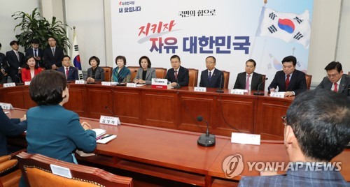 최고-중진 연석회의 주재하는 황교안(서울=연합뉴스) 김주형 기자 = 자유한국당 황교안 대표(가운데)가 6일 오전 국회에서 열린 최고위원-중진의원 연석회의를 주재하고 있다. 2019.11.6 kjhpress@yna.co.kr