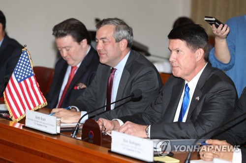 이태호 차관 발언 듣는 크라크 미 경제차관(서울=연합뉴스) 임헌정 기자 = 키이스 크라크 미국 국무부 경제차관(오른쪽)이 6일 서울 종로구 외교부 청사에서 열린 제4차 한미 고위급 경제협의회(SED)에서 이태호 외교부 2차관의 발언을 듣고 있다.  kane@yna.co.kr