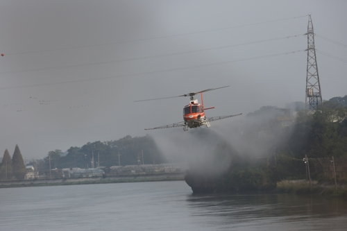 방역하는 산림 헬기[산림청 제공. 재판매 및 DB 금지]