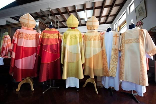 교황이 태국 방문 때 입을 태국산 실크로 만든 예배복[카오솟 캡처]