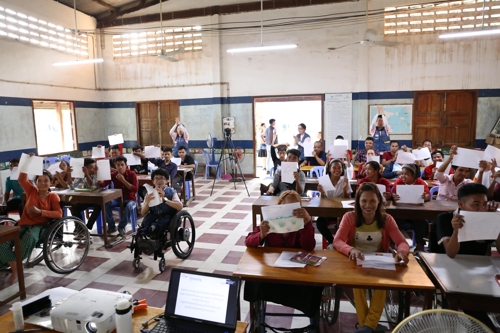 자신의 꿈을 그린 캄보디아 장애인 수강생들[한국장애인개발원 제공]