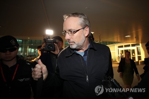 제임스 드하트 미국 방위비협상대표 입국(영종도=연합뉴스) 임화영 기자 = 제임스 드하트 미국 방위비협상대표가 지난 5일 오후 인천국제공항을 통해 입국해 차량으로 이동하고 있다. hwayoung7@yna.co.kr