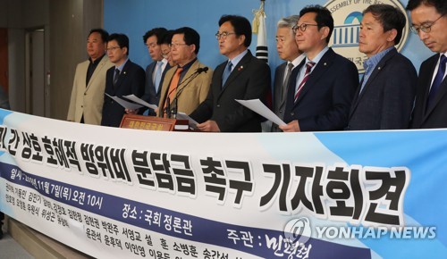 한미 상호 호혜적 방위비 분담금 촉구 기자회견(서울=연합뉴스) 하사헌 기자 = 우원식 의원 등 민평련 소속 더불어민주당 의원들이 7일 오전 국회 정론관에서 '한미 간 상호 호혜적 방위비 분담금 촉구 기자회견'을 하고 있다. toadboy@yna.co.kr