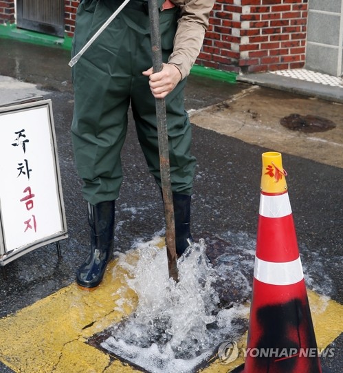 '수돗물 이물질' 신고에 배수 작업(광주=연합뉴스) 천정인 기자 = 7일 오후 광주 남구 주월동 한 도로에서 상수도사업본부 관계자가 수도관에 남아있는 이물질 섞인 수돗물을 빼는 작업을 하고 있다. 이날 광주 서구와 남구 일부 지역에서 수돗물에 이물질이 섞여 나와 주민들이 불편을 겪었다. 2019.11.7 iny@yna.co.kr