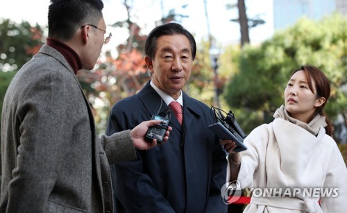 공판 출석하는 김성태 의원(서울=연합뉴스) 김인철 기자 = 딸을 부정 채용하는 방식으로 KT에서 뇌물을 받은 혐의로 재판에 넘겨진 자유한국당 김성태 의원이 8일 오전 양천구 서울남부지법에서 열리는 속행 공판에 출석하며 취재진 질문에 답하고 있다.  yatoya@yna.co.kr