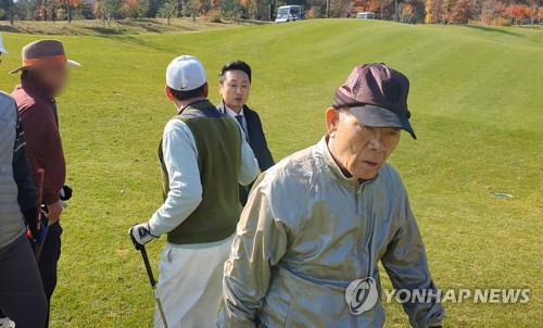 전두환, 골프장 라운딩 포착(서울=연합뉴스) 전두환 전 대통령이 지인들과 함께 골프를 치는 모습이 포착됐다. 
    이 영상은 서대문구 구의원인 임한솔 정의당 부대표 측이 촬영한 영상으로 전 전 대통령이 지인들과 함께 강원도 홍천의 한 골프장에서 라운딩하는 모습을 담고 있다.
    고(故) 조비오 신부의 '5·18 헬기 사격' 증언을 비판하고 명예를 훼손한 혐의로 기소된 전두환 전 대통령은 올해 4월 건강상의 이유로 법원에 불출석허가신청서를 제출했고 법원이 이를 받아들인 바 있다. 2019.11.8 [정의당 제공. 재판매 및 DB 금지] photo@yna.co.kr