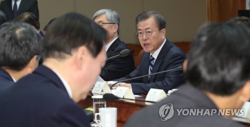 검찰총장 쪽 바라보는 문 대통령(서울=연합뉴스) 한상균 기자 = 문재인 대통령이 8일 오후 청와대에서 열린 반부패정책협의회에서 모두발언하고 있다. 뒷모습 오른쪽 두번째는 윤석열 검찰총장.  xyz@yna.co.kr