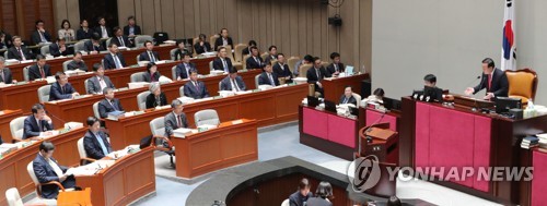 지소미아 관련해 질의하는 김재원 위원장(서울=연합뉴스) 김주형 기자 = 김재원 예결위원장(오른쪽)이 8일 오후 비경제부처 부별 심사를 진행하는 국회 예산결산특별위원회 전체회의에서 강경화 외교부 장관에게 지소미아와 관련해 질의하고 있다. 2019.11.8 kjhpress@yna.co.kr