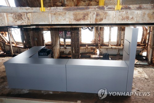 '증거조작' 의혹 영상녹화장치 있던 안내데스크 재현(목포=연합뉴스) 천정인 기자 = 1일 오후 전남 목포시 목포신항에 인양된 세월호 선체 내부 중앙홀에 안내데스크가 재현돼 있다. 참사 당시 이 안내데스크에는 최근 폐쇄회로(CC)TV 증거조작 의혹이 불거진 영상녹화장치가 보관돼 있었다. 2019.5.1 iny@yna.co.kr