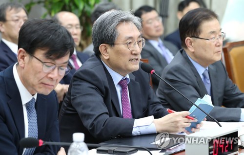 노영민 대통령 비서실장(가운데)이 지난 1일 오후 열린 국회 운영위원회의 대통령비서실, 국가안보실, 대통령경호처 등의 국정감사에서 자유한국당 나경원 원내대표의 질의에 답변하고 있다. 
    왼쪽부터 김상조 청와대 정책실장, 노영민 대통령 비서실장, 정의용 국가안보실장. [연합뉴스 자료사진]