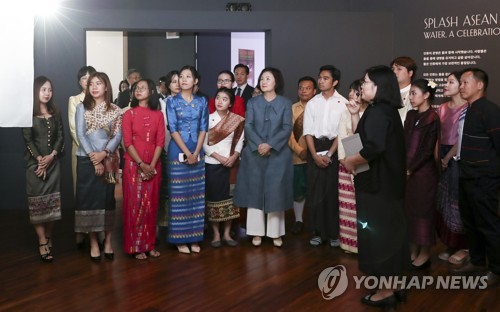 김정숙 여사가 지난 8월 부산 아세안문화원을 찾아 유학생들과 전시작품을 관람하고 있다. [청와대 제공·재판매 및 DB 금지]