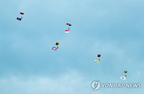 한+아세안 환영 공군 특수단 독도함 강하(부산=연합뉴스) 조정호 기자 = 10일 부산 영도구 해양박물관 일대에서 한·아세안 특별정상회의 D-15일 기념해 '한+아세안 하나의 바다, 하나의 하늘'이라는 주제로 열린 환영 행사에서 육군 특수임무단이 고공 강하로 독도함에 내리는 이벤트를 펼치고 있다. 강하 요원 12명은 태극기, 아세안 10개국 국기, 아세안기를 부착한 채 헬기에서 뛰어내려 바다에 떠 있는 독도함에 착지했다. 2019.11.10 ccho@yna.co.kr