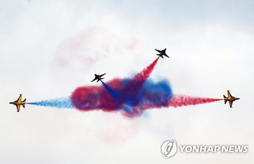 부산 상공 공군 블랙이글스 에어쇼(부산=연합뉴스) 조정호 기자 = 10일 부산 영도구 상공에서 공군 특수비행팀 블랙이글스가 화려한 에어쇼를 펼치고 있다. 영도구 해양박물관 일대에서는 한·아세안 특별정상회의 D-15일 기념해 '한+아세안 하나의 바다, 하나의 하늘'이라는 주제로 열린 환영 행사가 열렸다. 2019.11.10 ccho@yna.co.kr
