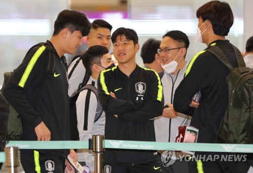 홍철 부상으로 대표팀 합류한 박주호(영종도=연합뉴스) 김주성 기자 = 축구 국가대표팀 수비수 홍철의 부상으로 대체 발탁된 박주호(가운데)가 10일 밤 인천공항을 통해 아부다비로 출국하기에 앞서 선수들과 대화하고 있다. 
    벤투호는 14일 레바논 베이루트의 스포츠시티 스타디움에서 레바논과 카타르 월드컵 2차 예선 4차전을 치른 뒤 19일 아랍에미리트(UAE) 아부다비의 모하메드 빈자예드 스타디움에서 브라질과 친선경기를 갖는다. 2019.11.10 utzza@yna.co.kr