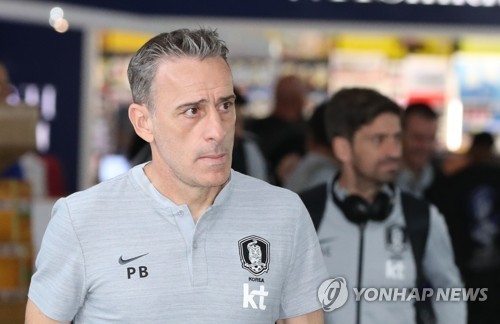 결연한 표정으로 중동 도착한 벤투 감독(아부다비=연합뉴스) 김주성 기자 = 카타르 월드컵 2차 예선과 브라질과의 평가전을 위해 중동 원정에 나선 축구 국가대표팀의 파울루 벤투 감독이 11일 오전(현지시간) 아랍에미리트 아부다비 국제공항을 통해 입국하고 있다.  
    벤투호는 14일 레바논 베이루트의 스포츠시티 스타디움에서 레바논과 카타르 월드컵 2차 예선 4차전을 치른 뒤 19일 아랍에미리트(UAE) 아부다비의 모하메드 빈자예드 스타디움에서 브라질과 친선경기를 갖는다. 2019.11.11 utzza@yna.co.kr