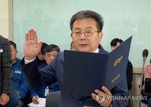 경남도의회 로봇랜드재단 행정사무감사(창원=연합뉴스) 이정훈 기자 = 11일 오후 경남도의회 경제환경위원회의 경남로봇랜드재단 행정사무감사에서 정창선 경남로봇랜드재단 원장이 선서하고 있다. 2019.11.11 seaman@yna.co.kr