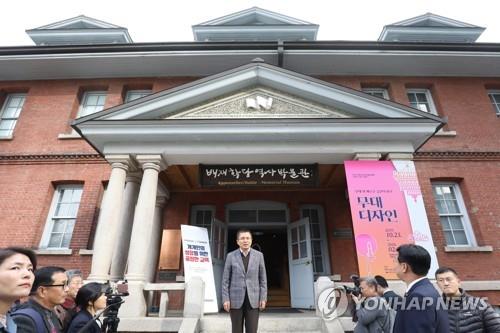 황교안, 교육정책비전 발표에 앞서
(서울=연합뉴스) 김주형 기자 = 자유한국당 황교안 대표가 '자유한국당 교육정책비전' 발표를 위해 12일 오후 서울 중구 배재학당역사박물관을 찾아 취재진의 질문에 답하고 있다. 2019.11.12
kjhpress@yna.co.kr
(끝)