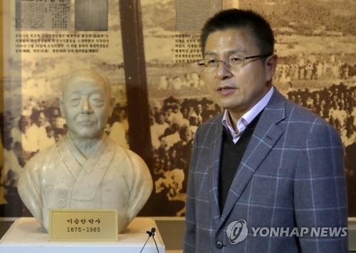 이승만 전 대통령 흉상 살피는 황교안 대표
(서울=연합뉴스) 김주형 기자 = 자유한국당 황교안 대표가 12일 오후 서울 중구 배재학당역사박물관에서 열린 '자유한국당 교육정책비전' 발표 기자회견에 앞서 배재학당 출신인 이승만 전 대통령 흉상을 살펴보고 있다. 2019.11.12
kjhpress@yna.co.kr
(끝)