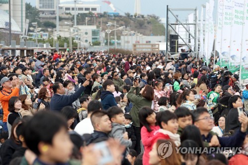 한·아세안 정상회의 환영 행사 인파(부산=연합뉴스) 조정호 기자 = 10일 부산 영도구 해양박물관 일대에서 열린 한·아세안 특별정상회의 환영 행사에서 1만여 명이 공군 특수비행팀 블랙이글스 에어쇼를 관람하고 있다. 2019.11.10 ccho@yna.co.kr