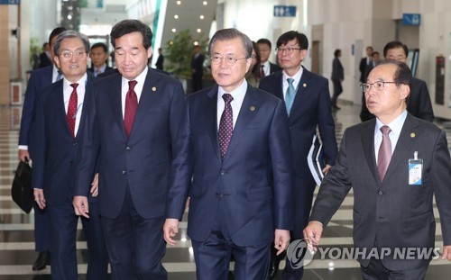 환담장으로 이동하는 문 대통령(부산=연합뉴스) 한상균 기자 = 문재인 대통령이 12일 오전 부산에서 열린 국무회의에 앞서 환담장으로 이동하고 있다. 왼쪽부터 노영민 대통령 비서실장, 이낙연 총리, 문 대통령, 김상조 정책실장, 오거돈 부산시장. xyz@yna.co.kr