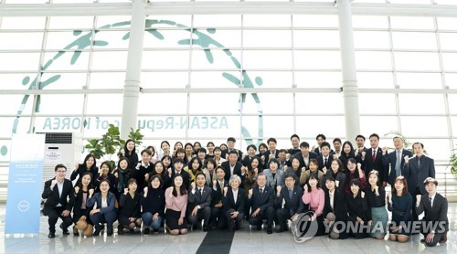 문 대통령과 한ㆍ아세안 준비기획단(부산=연합뉴스) 한상균 기자 = 문재인 대통령이 12일 오전 부산 벡스코에서 한-아세안 특별정상회의 준비기획단 직원들과 기념촬영을 하고 있다. xyz@yna.co.kr