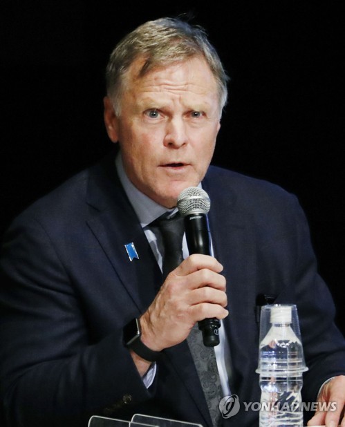 북한에 억류됐다가 혼수상태로 송환된 뒤 숨진 미국인 오토 웜비어의 부친 프레드 웜비어가 지난해 12월 15일 일본 정부가 일본 도쿄에서 개최한 심포지엄에 참석해 발언하고 있다. [연합뉴스 자료사진]