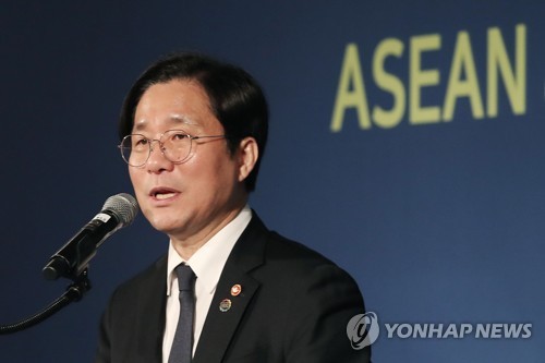 축사하는 성윤모 산업자원부 장관(서울=연합뉴스) 임화영 기자 = 성윤모 산업통산자원부 장관이 14일 오전 서울 종로구 포시즌스호텔에서 열린 국민경제자문회의가 주최한 '한국과 아세안, 협력과 번영 국제 콘퍼런스'에서 축사를 하고 있다. 2019.11.14 hwayoung7@yna.co.kr