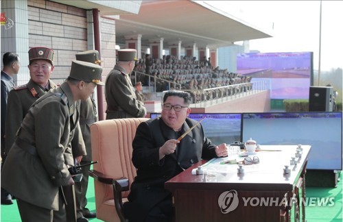 북한 김정은, 2년만에 전투비행술경기대회 참관(서울=연합뉴스) 김정은 국무위원장이 원산갈마비행장에서 열린 '조선인민군 항공 및 반항공군 비행지휘성원들의 전투비행술경기대회-2019'를 참관했다고 조선중앙TV가 16일 보도했다. 김 위원장이 간부들과 경기대회를 보고 있다. 
    [국내에서만 사용가능. 재배포 금지. For Use Only in the Republic of Korea. No Redistribution] nkphoto@yna.co.kr